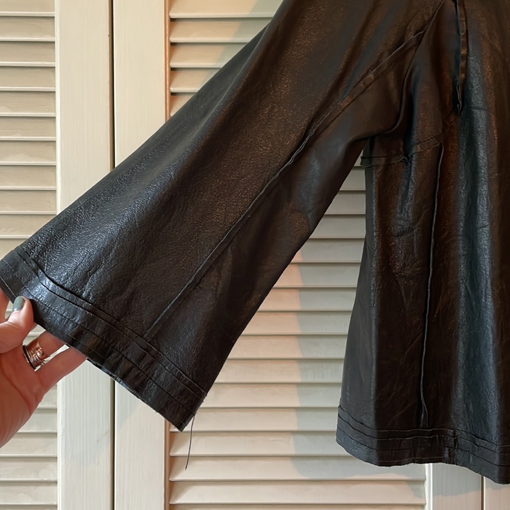 Fleur-de-lis artisan style, genuine leather jacket - Picture 4 of 8